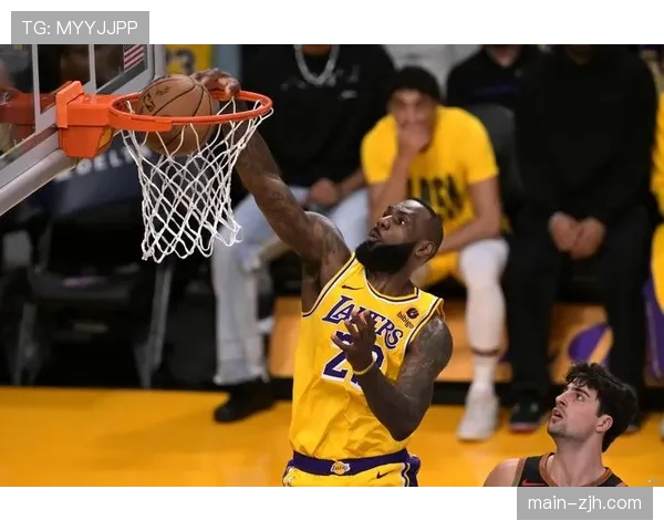 特写：詹姆斯在客场收到掘金主场赠送的40000分纪念篮球