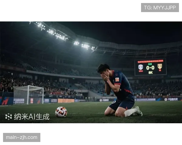 有趣一幕：比赛用球被踢上看台，小球迷拒绝归还引发欢笑